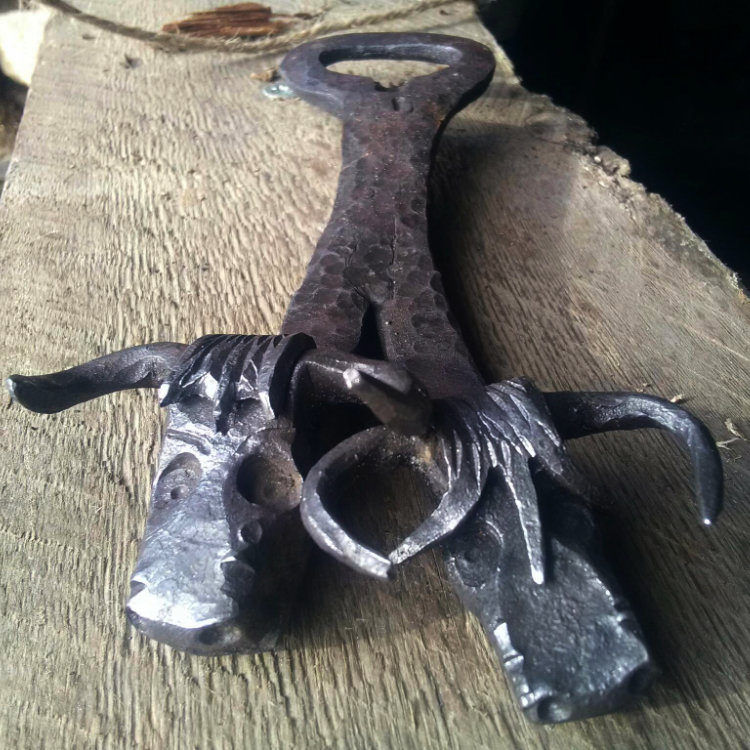 Même objet tenu à la main