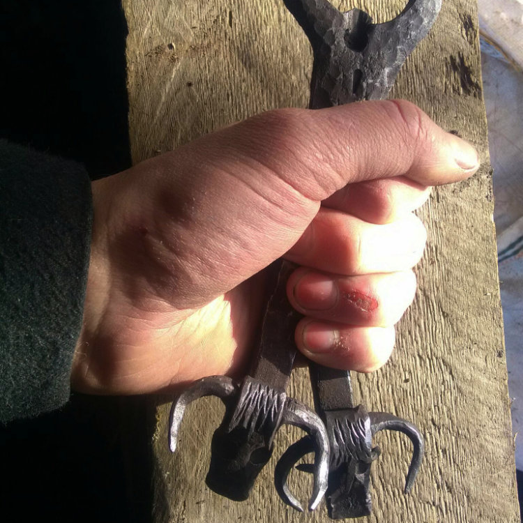 Photo d'un décapsuleur forgé avec deux têtes de boeufs sur le manche