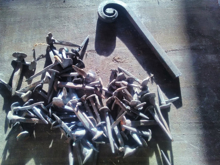 Photo de clous forgés et d'une volute